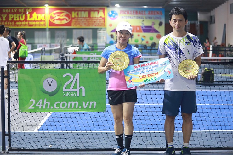 A bela tenista Vinh Long segura a dor nas costas e conquista três títulos no principal torneio de pickleball do Oeste